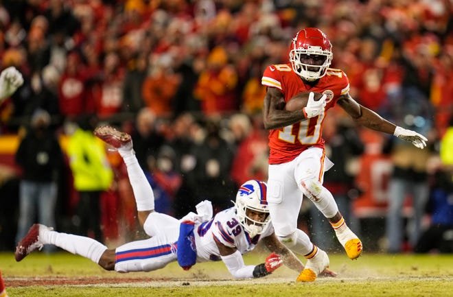 Chiefs deal star wide receiver to Dolphins