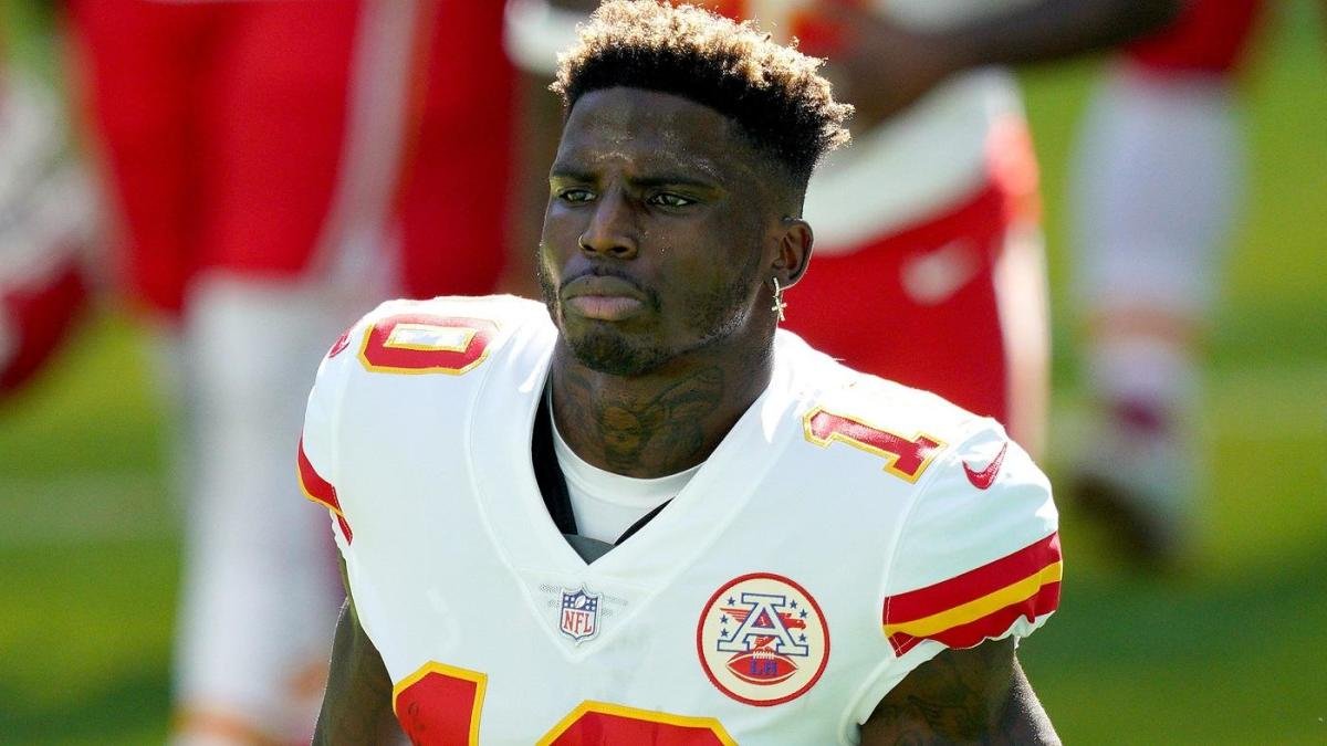 Chiefs trade Tyreek Hill to Dolphins for five draft picks, including a 2022 first-rounder