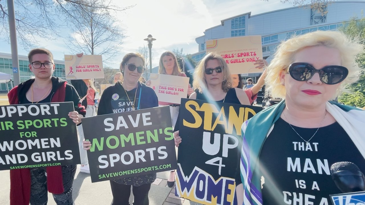 Lia Thomas wins at NCAA women’s swimming championships in Atlanta draws protesters