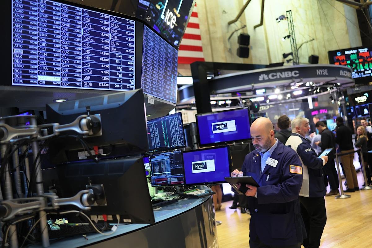 Stock futures dip as investors digest hawkish Fed remarks, eye more sanctions